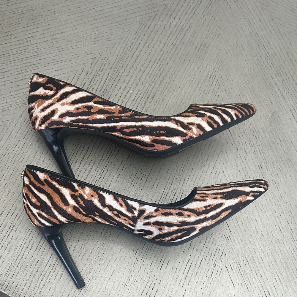 Michael Kors Dorothy Flex Pump Tiger Print Calf Hair - Camel size 7.5 - Picture 4 of 8